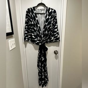 Beautiful article from Diarrablu. Wear as a wrap dress, kimono, coverup, etc!